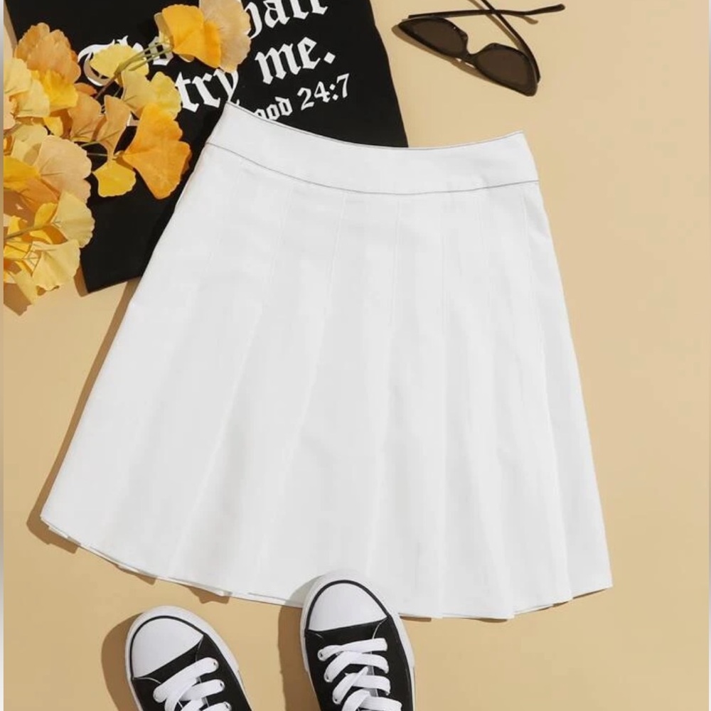 White pleated mini skirt